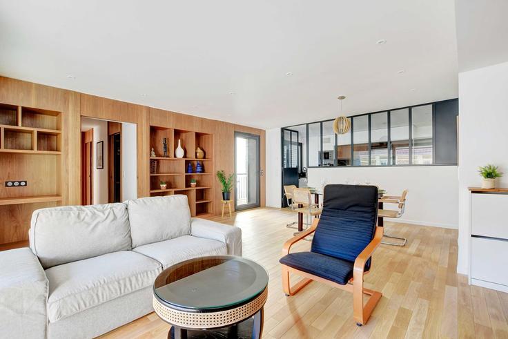Salle de séjour élégante avec mobilier moderne dans un appartement à Building Rue Lakanal - checkmyguest - 1327683 à Pantin, Pantin