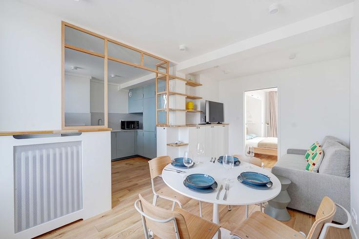 Elegant gestaltetes Wohnzimmer mit moderner Einrichtung in einer Wohnung im Building Place Etienne Pernet - checkmyguest - 1371152 in 15th arrondissement, Paris Elegant gestaltetes Wohnzimmer mit moderner Einrichtung in einer Wohnung im Building Place Etienne Pernet - checkmyguest - 1371152 in 15th arrondissement, Paris