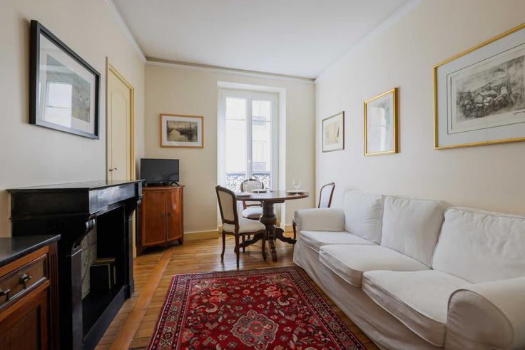 Sala de estar elegantemente projetada com móveis modernos em um apartamento no Building Rue Amelot - checkmyguest - 1321341 em 11th arrondissement, Paris