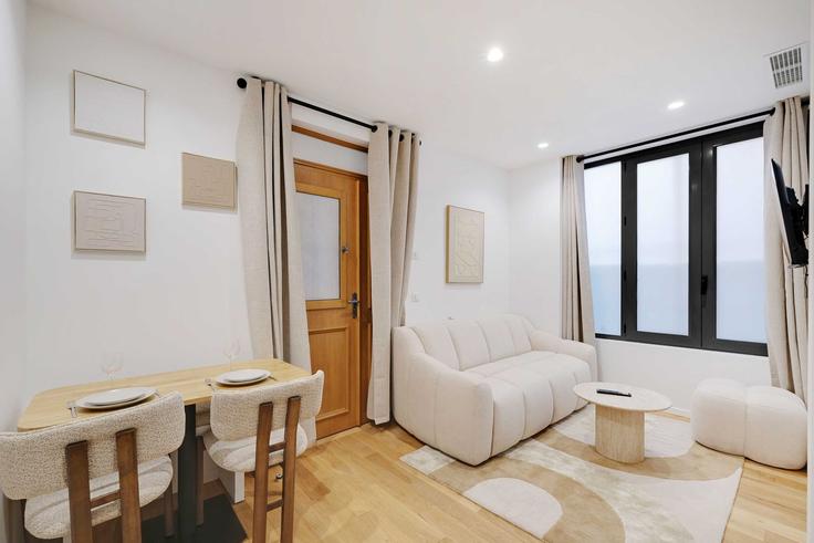 Sala de estar elegantemente projetada com móveis modernos em um apartamento no Building Rue Saint Denis - checkmyguest - 1327682 em 2nd arrondissement, Paris