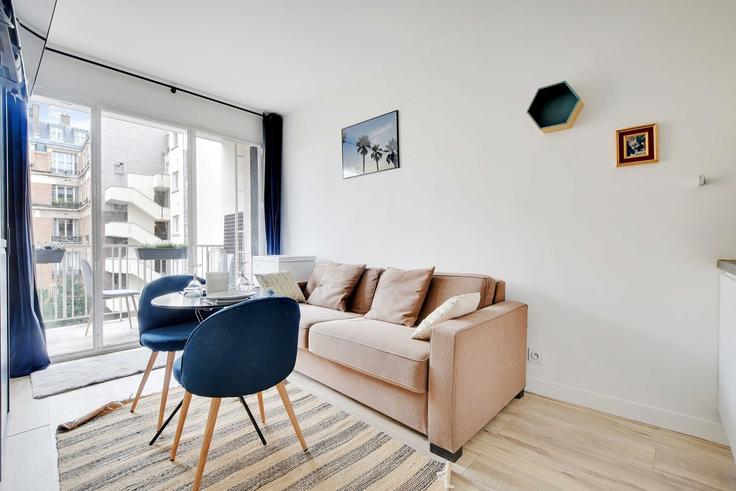 Paris 16th arrondissementのBuilding Rue Desbordes-Valmore - checkmyguest - 1370186のアパートメントにある、モダンな家具を備えたエレガントなデザインのリビングルーム Paris 16th arrondissementのBuilding Rue Desbordes-Valmore - checkmyguest - 1370186のアパートメントにある、モダンな家具を備えたエレガントなデザインのリビングルーム