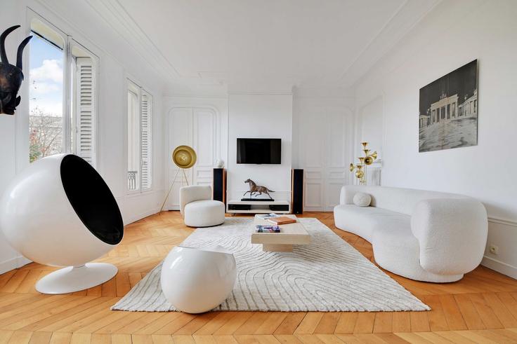 Building Rue Vineuse - checkmyguest - 1351059 adresindeki bir dairede modern mobilyalarla zarif bir şekilde tasarlanmış oturma odası 16th arrondissement, Paris