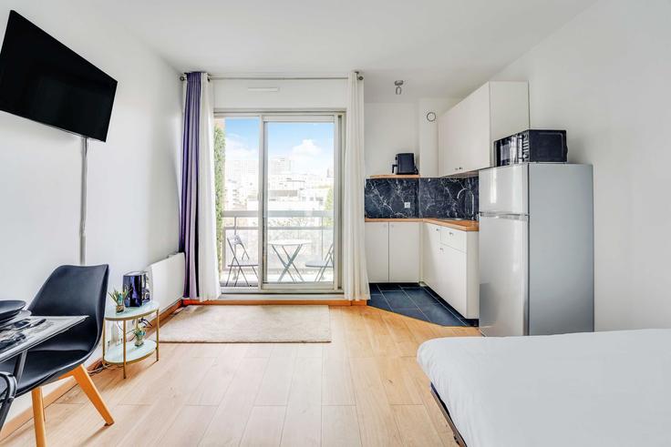 Building Rue Ficatier - checkmyguest - 1350219 adresindeki bir dairede modern mobilyalarla zarif bir şekilde tasarlanmış oturma odası Courbevoie, Courbevoie