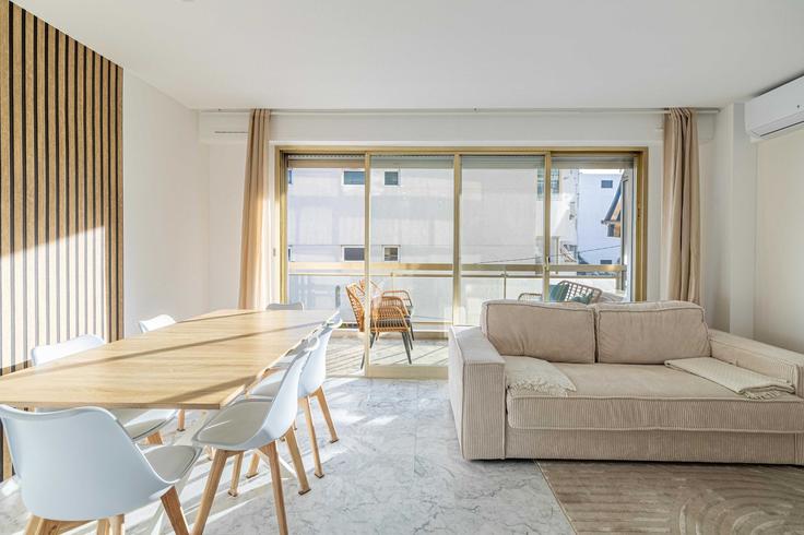 Sala de estar elegantemente projetada com móveis modernos em um apartamento no Building Avenue des Hespérides - checkmyguest - 1350041 em Cannes, Cannes