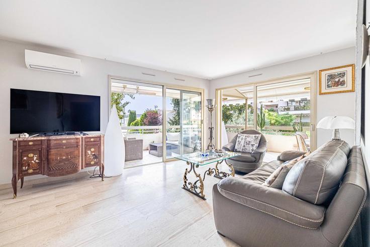 Sala de estar elegantemente projetada com móveis modernos em um apartamento no Building Avenue de Lérins - checkmyguest - 1349644 em Cannes, Cannes