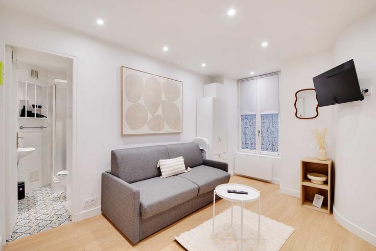 Building Rue du Bac - checkmyguest - 1370184 adresindeki bir dairede modern mobilyalarla zarif bir şekilde tasarlanmış oturma odası 7th arrondissement, Paris