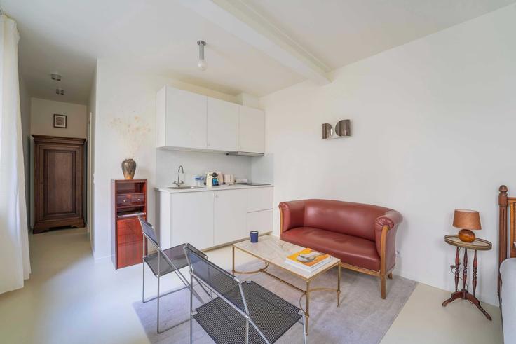 Sala de estar elegantemente projetada com móveis modernos em um apartamento no Building Rue Muller - checkmyguest - 1351107 em 18th arrondissement, Paris