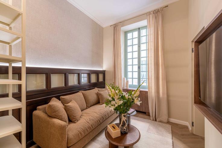 Elegant gestaltetes Wohnzimmer mit moderner Einrichtung in einer Wohnung im Building Rue de la Poissonnerie - checkmyguest - 1349582 in Nice, Nice