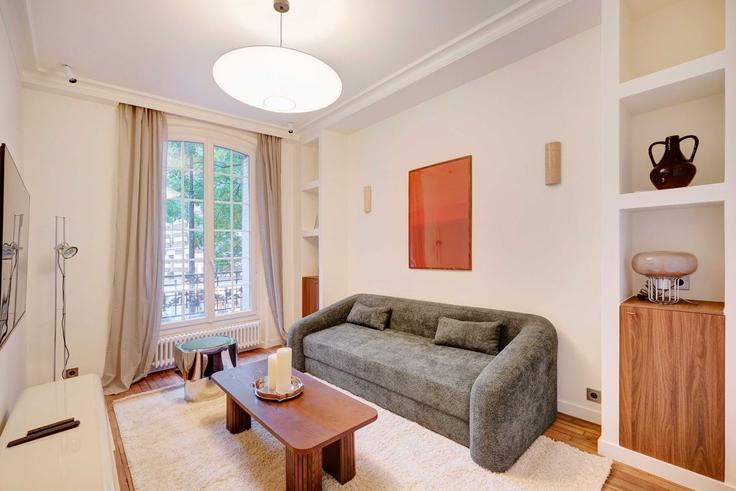 18th arrondissement, Paris에 위치한 Building Rue Custine - checkmyguest - 1336792 유닛의 세련된 인테리어가 돋보이는 거실 18th arrondissement, Paris에 위치한 Building Rue Custine - checkmyguest - 1336792 유닛의 세련된 인테리어가 돋보이는 거실