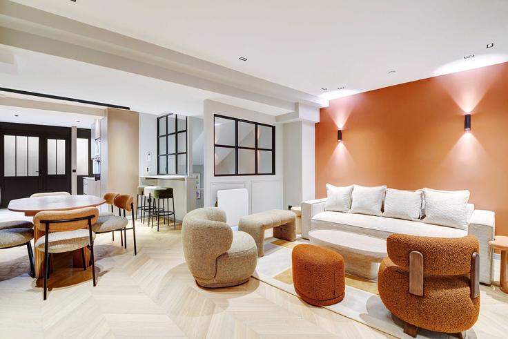 Sala de estar elegantemente projetada com móveis modernos em um apartamento no Building Rue Léopold Bellan - checkmyguest - 1349625 em 2nd arrondissement, Paris Sala de estar elegantemente projetada com móveis modernos em um apartamento no Building Rue Léopold Bellan - checkmyguest - 1349625 em 2nd arrondissement, Paris