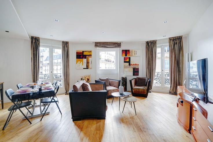 Salle de séjour élégante avec mobilier moderne dans un appartement à Building Rue Largillière - checkmyguest - 1353129 à 16th arrondissement, Paris