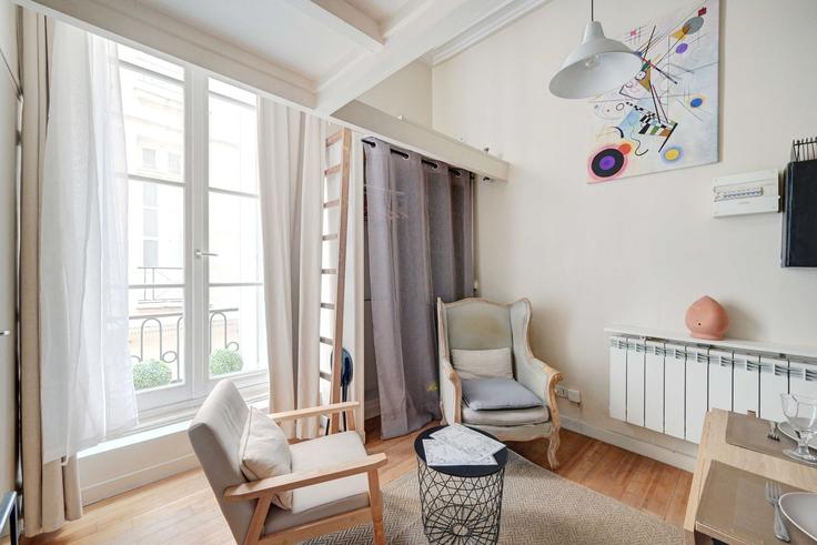 Salle de séjour élégante avec mobilier moderne dans un appartement à Building Rue Dussoubs - checkmyguest - 1356859 à 2nd arrondissement, Paris