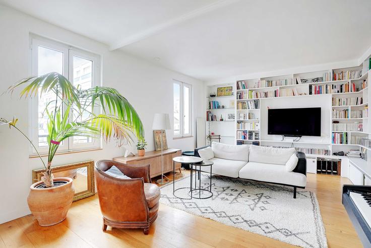 Elegant gestaltetes Wohnzimmer mit moderner Einrichtung in einer Wohnung im Building Rue des Entrepreneurs - checkmyguest - 1351093 in 15th arrondissement, Paris