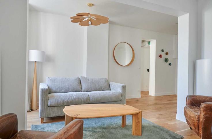 Elegante sala de estar con mobiliario moderno en un apartamento en Building Rue d'Orsel - checkmyguest - 1370185 en 18th arrondissement, Paris Elegante sala de estar con mobiliario moderno en un apartamento en Building Rue d'Orsel - checkmyguest - 1370185 en 18th arrondissement, Paris