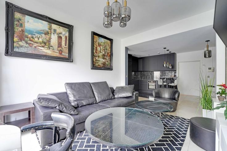 Salle de séjour élégante avec mobilier moderne dans un appartement à Building Avenue Montaigne - checkmyguest - 1372959 à 8th arrondissement, Paris Salle de séjour élégante avec mobilier moderne dans un appartement à Building Avenue Montaigne - checkmyguest - 1372959 à 8th arrondissement, Paris