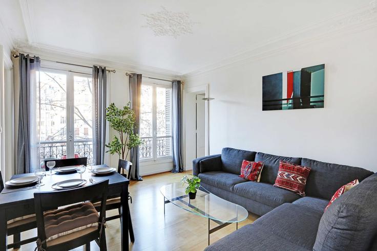 Elegante sala de estar con mobiliario moderno en un apartamento en Building Boulevard Gouvion-Saint-Cyr - checkmyguest - 1351727 en 17th arrondissement, Paris