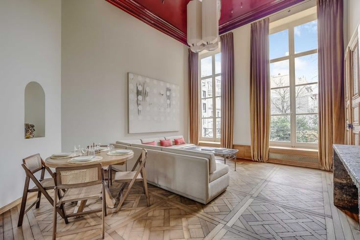 Building Rue de Varenne - checkmyguest - 1388240 adresindeki bir dairede modern mobilyalarla zarif bir şekilde tasarlanmış oturma odası 7th arrondissement, Paris