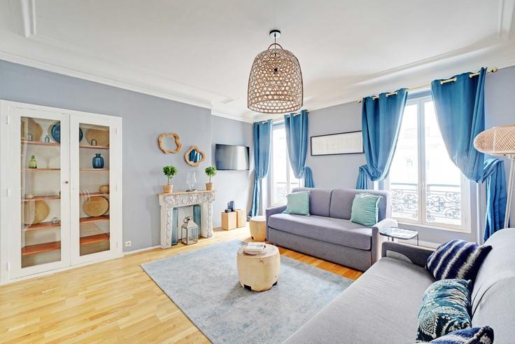 Salle de séjour élégante avec mobilier moderne dans un appartement à Building Rue Washington - checkmyguest - 1419532 à 8th arrondissement, Paris