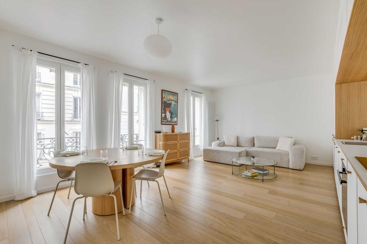Paris 18th arrondissementのBuilding Rue Lamarck - checkmyguest - 1492748のアパートメントにある、モダンな家具を備えたエレガントなデザインのリビングルーム