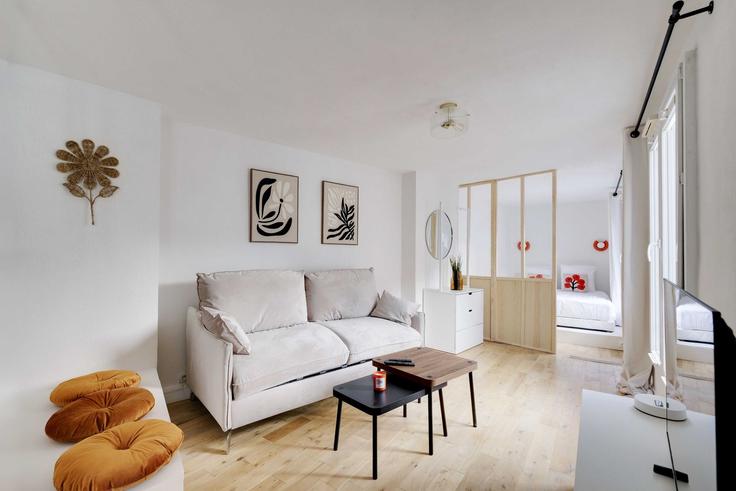 Building Rue des Écouffes - checkmyguest - 1389220 adresindeki bir dairede modern mobilyalarla zarif bir şekilde tasarlanmış oturma odası 3rd arrondissement, Paris