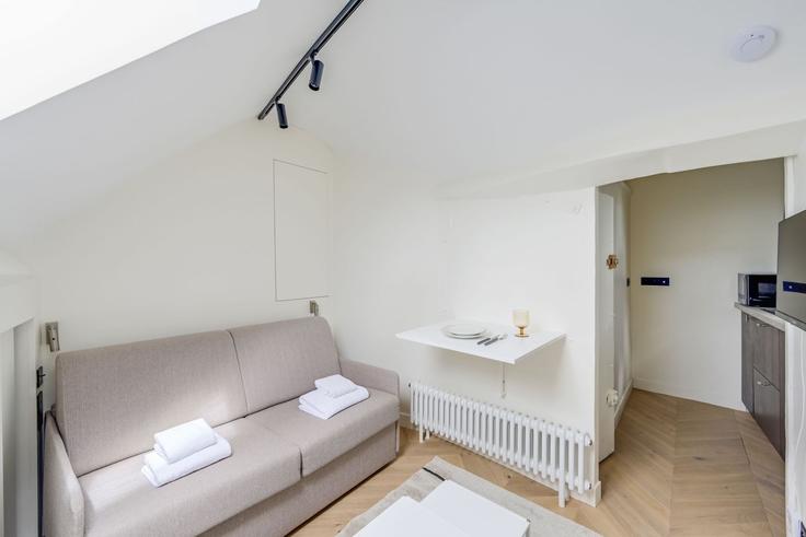 Building Rue Vieille du Temple - checkmyguest - 1579523 adresindeki bir dairede modern mobilyalarla zarif bir şekilde tasarlanmış oturma odası 3rd arrondissement, Paris