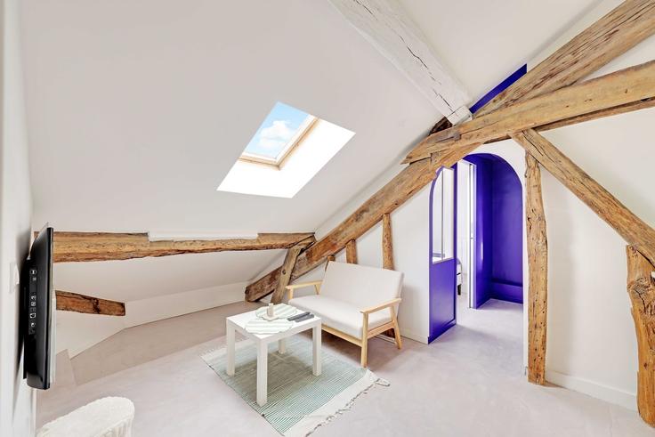 Sala de estar elegantemente projetada com móveis modernos em um apartamento no Building Rue Léopold Bellan - checkmyguest - 1407018 em 2nd arrondissement, Paris