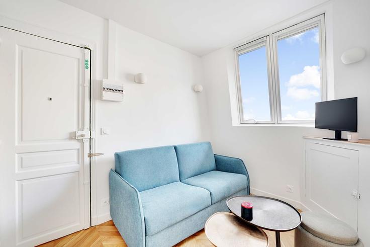 Paris 8th arrondissementのBuilding Avenue de Friedland - checkmyguest - 1492749のアパートメントにある、モダンな家具を備えたエレガントなデザインのリビングルーム