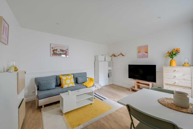 Elegant gestaltetes Wohnzimmer mit moderner Einrichtung in einer Wohnung im Building Rue Crozatier - checkmyguest - 1473070 in 12th arrondissement, Paris