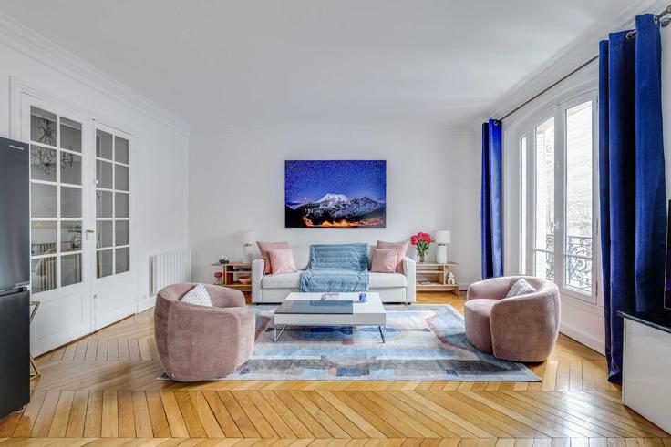 Sala de estar elegantemente projetada com móveis modernos em um apartamento no Building Avenue Mac-Mahon - checkmyguest - 1471174 em 17th arrondissement, Paris