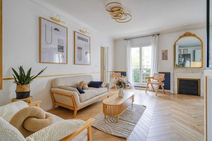 Elegant gestaltetes Wohnzimmer mit moderner Einrichtung in einer Wohnung im Building Rue Catulle Mendès - checkmyguest - 1465408 in 17th arrondissement, Paris
