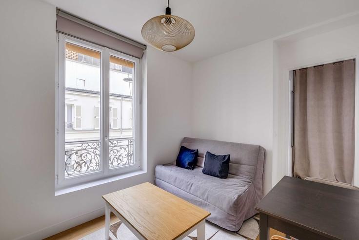 Building Rue des Trois Bornes - checkmyguest - 1468392 adresindeki bir dairede modern mobilyalarla zarif bir şekilde tasarlanmış oturma odası 11th arrondissement, Paris