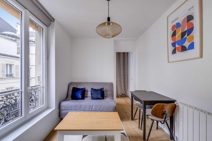 Elegant gestaltetes Wohnzimmer mit moderner Einrichtung in einer Wohnung im Building Rue des Trois Bornes - checkmyguest - 1468392 in 11th arrondissement, Paris