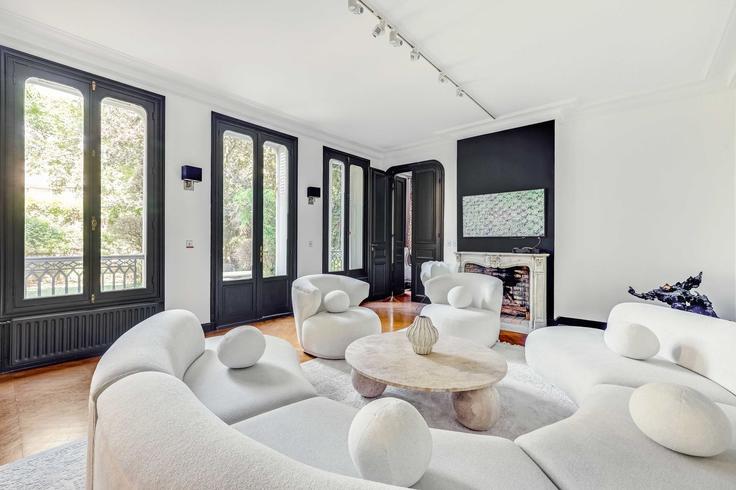Elegante sala de estar con mobiliario moderno en un apartamento en Building Rue Vineuse - checkmyguest - 1590319 en 16th arrondissement, Paris Elegante sala de estar con mobiliario moderno en un apartamento en Building Rue Vineuse - checkmyguest - 1590319 en 16th arrondissement, Paris