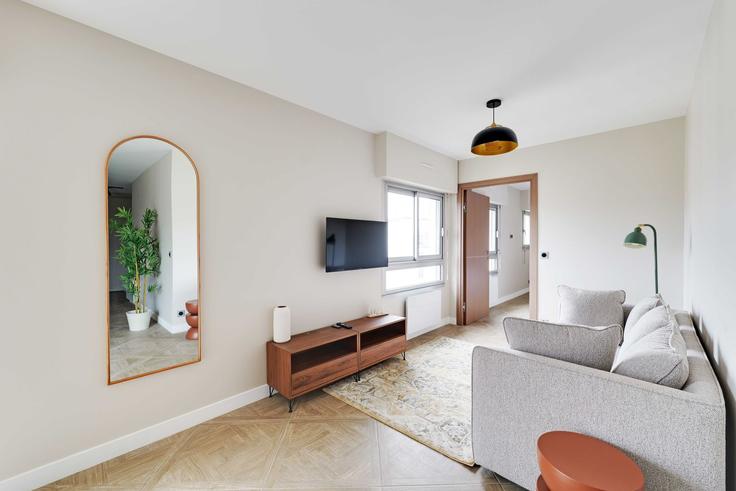Salle de séjour élégante avec mobilier moderne dans un appartement à Building Rue Jacques Hillairet - checkmyguest - 1467668 à 12th arrondissement, Paris