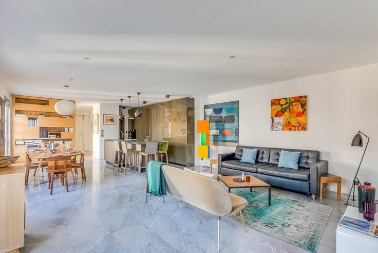 Salle de séjour élégante avec mobilier moderne dans un appartement à Building Rue Béranger - checkmyguest - 1520087 à 3rd arrondissement, Paris Salle de séjour élégante avec mobilier moderne dans un appartement à Building Rue Béranger - checkmyguest - 1520087 à 3rd arrondissement, Paris