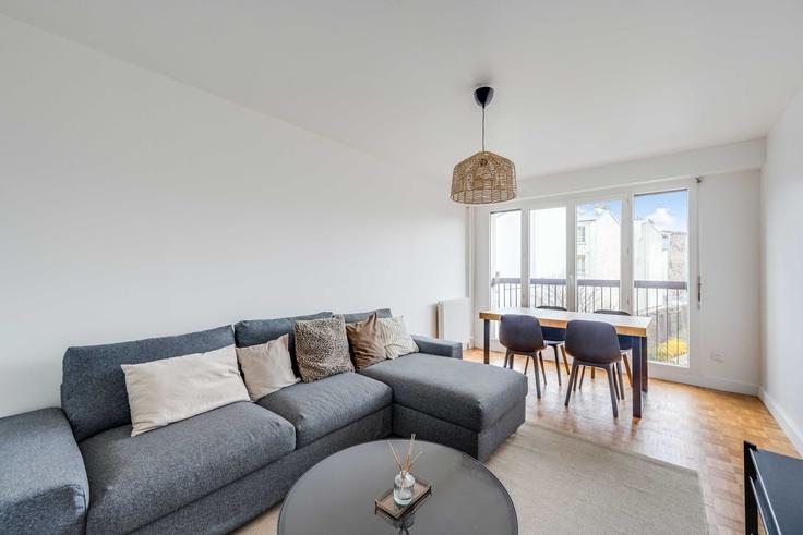 Salle de séjour élégante avec mobilier moderne dans un appartement à Building Rue Saint-Bernard - checkmyguest - 1502690 à 11th arrondissement, Paris