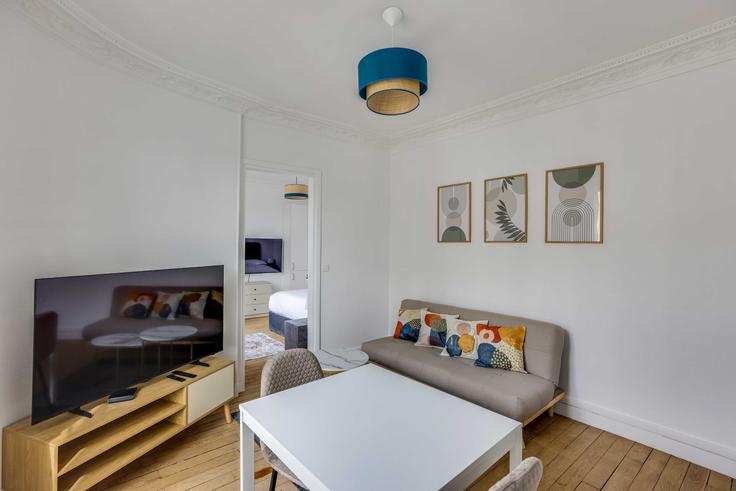 Sala de estar elegantemente projetada com móveis modernos em um apartamento no Building Rue Bobillot - checkmyguest - 1521541 em 13th arrondissement, Paris