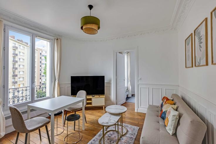 Sala de estar elegantemente projetada com móveis modernos em um apartamento no Building Rue Bobillot - checkmyguest - 1521540 em 13th arrondissement, Paris