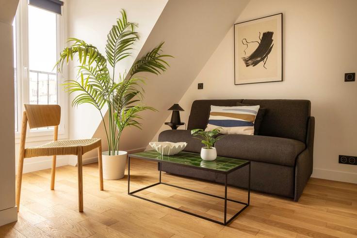 Elegante sala de estar con mobiliario moderno en un apartamento en Building Boulevard de Sébastopol - checkmyguest - 1502687 en 2nd arrondissement, Paris Elegante sala de estar con mobiliario moderno en un apartamento en Building Boulevard de Sébastopol - checkmyguest - 1502687 en 2nd arrondissement, Paris