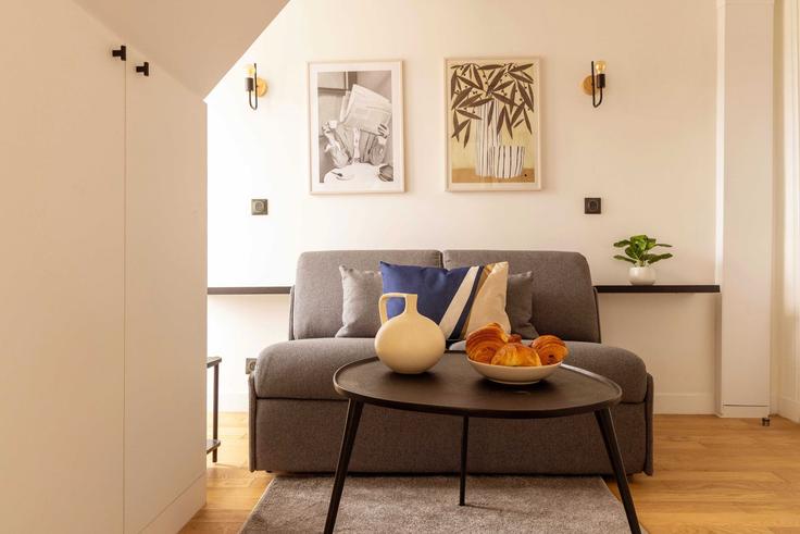 Paris 2nd arrondissementのBuilding Boulevard de Sébastopol - checkmyguest - 1502688のアパートメントにある、モダンな家具を備えたエレガントなデザインのリビングルーム