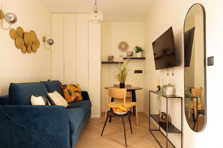 Salle de séjour élégante avec mobilier moderne dans un appartement à Building Boulevard de Sébastopol - checkmyguest - 1507555 à 2nd arrondissement, Paris