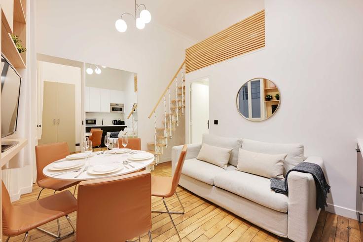 Salle de séjour élégante avec mobilier moderne dans un appartement à Building Avenue Duquesne - checkmyguest - 1508855 à 7th arrondissement, Paris