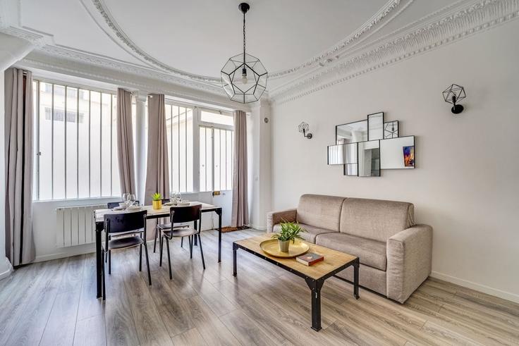 Paris 9th arrondissementのBuilding Rue du Faubourg Poissonnière - checkmyguest - 1350224のアパートメントにある、モダンな家具を備えたエレガントなデザインのリビングルーム Paris 9th arrondissementのBuilding Rue du Faubourg Poissonnière - checkmyguest - 1350224のアパートメントにある、モダンな家具を備えたエレガントなデザインのリビングルーム