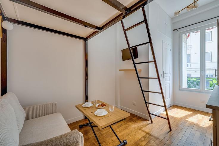 Elegante sala de estar con mobiliario moderno en un apartamento en Building Avenue du Maréchal Lyautey - checkmyguest - 1549252 en 16th arrondissement, Paris