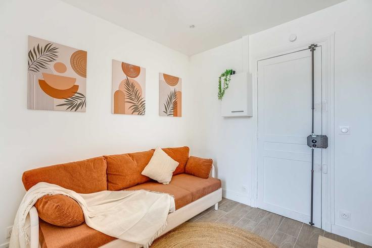 Sala de estar elegantemente projetada com móveis modernos em um apartamento no Building Avenue Victor Hugo - checkmyguest - 1579522 em 16th arrondissement, Paris