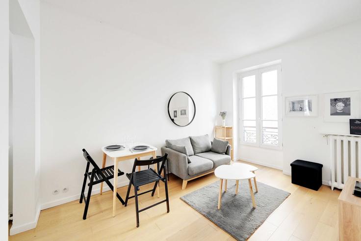 Elegant gestaltetes Wohnzimmer mit moderner Einrichtung in einer Wohnung im Building Rue Bridaine - checkmyguest - 1580120 in 17th arrondissement, Paris Elegant gestaltetes Wohnzimmer mit moderner Einrichtung in einer Wohnung im Building Rue Bridaine - checkmyguest - 1580120 in 17th arrondissement, Paris