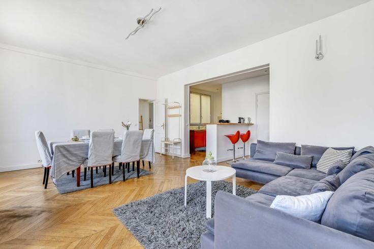 Elegante sala de estar con mobiliario moderno en un apartamento en Building Rue de Ponthieu - checkmyguest - 1583810 en 8th arrondissement, Paris Elegante sala de estar con mobiliario moderno en un apartamento en Building Rue de Ponthieu - checkmyguest - 1583810 en 8th arrondissement, Paris