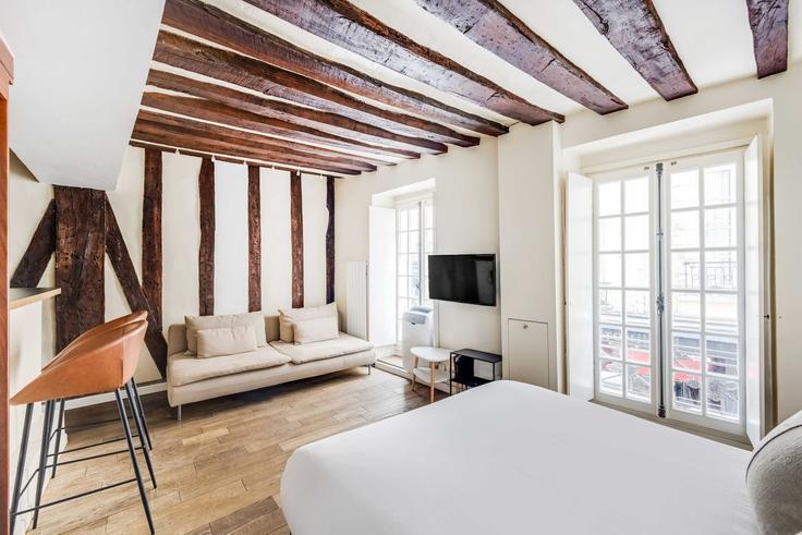 6th arrondissement, Paris에 위치한 Building Rue Guisarde - checkmyguest - 1588130 유닛의 세련된 인테리어가 돋보이는 거실 6th arrondissement, Paris에 위치한 Building Rue Guisarde - checkmyguest - 1588130 유닛의 세련된 인테리어가 돋보이는 거실