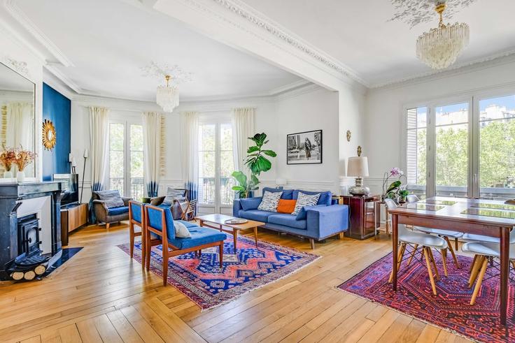 Salle de séjour élégante avec mobilier moderne dans un appartement à Building Rue Belliard - checkmyguest - 1590318 à 18th arrondissement, Paris