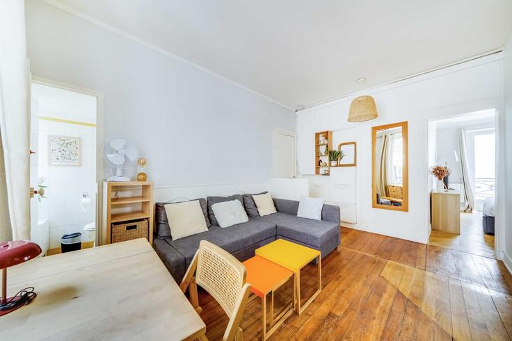 Salle de séjour élégante avec mobilier moderne dans un appartement à Building Rue Lechapelais - checkmyguest - 1587853 à 17th arrondissement, Paris Salle de séjour élégante avec mobilier moderne dans un appartement à Building Rue Lechapelais - checkmyguest - 1587853 à 17th arrondissement, Paris